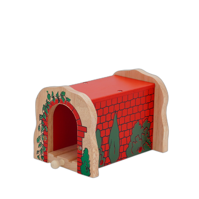 Roter Holz-Höhlentunnel mit Backsteinmuster, Holzbogen und grünen Rankendetails für Holzeisenbahnen