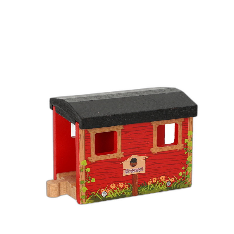 Kleiner roter Holztunnel mit schwarzem Dach und Blumenmuster auf naturbelassener Holzbasis für Holzeisenbahnen