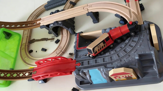 Holzeisenbahn entgleist ständig? – 2 Ursachen und wie du sie behebst
