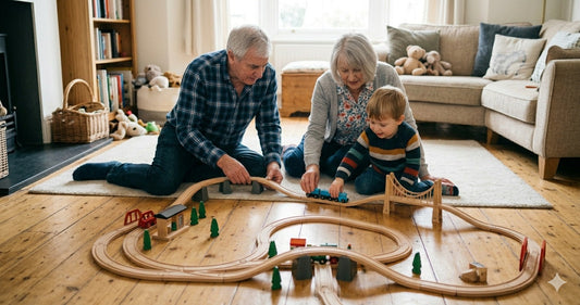 Kind und Großeltern bauen gemeinsam eine Holzeisenbahn-Strecke