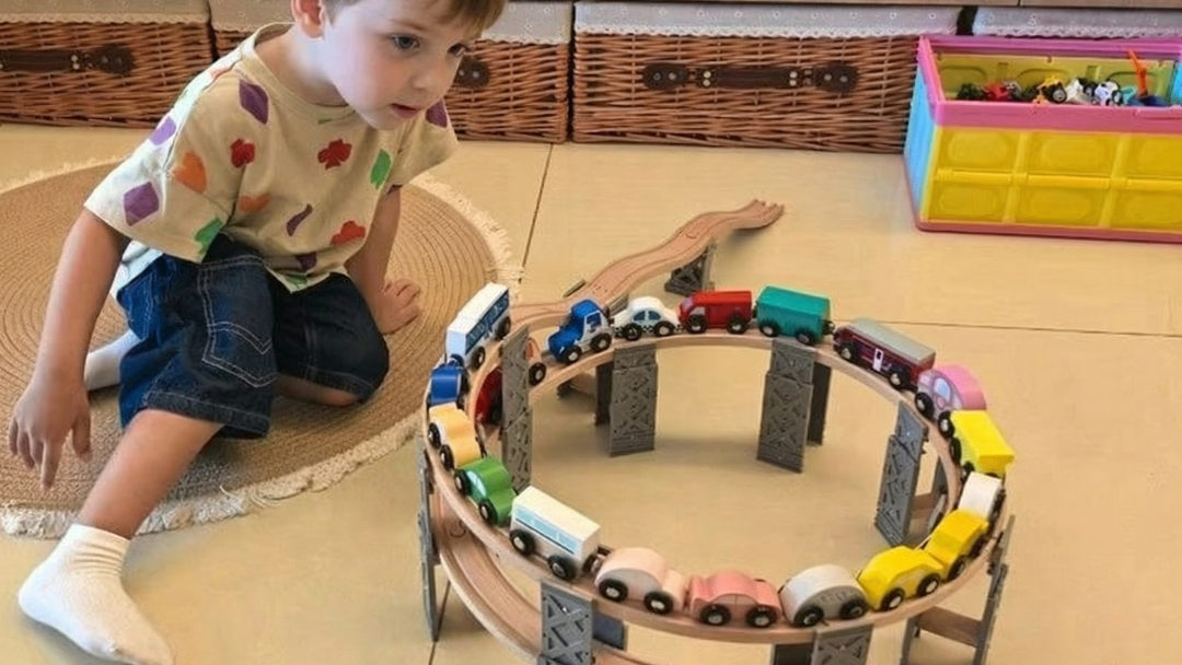kind spielt mit magic bahn holzeisenbahn set