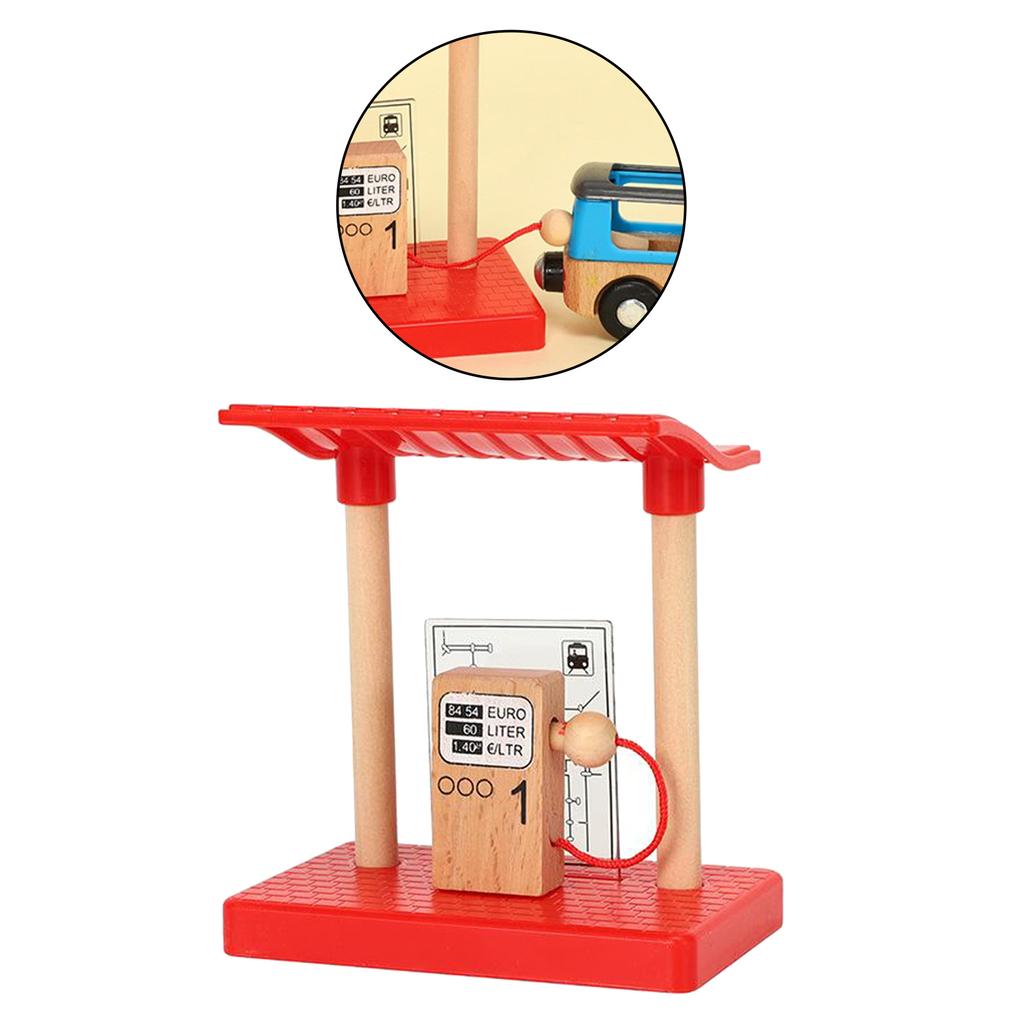 Magic Bahn Holzeisenbahn Tankstelle mit Zapfsäule Detailansicht