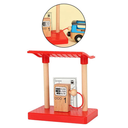 Magic Bahn Holzeisenbahn Tankstelle mit Zapfsäule Detailansicht