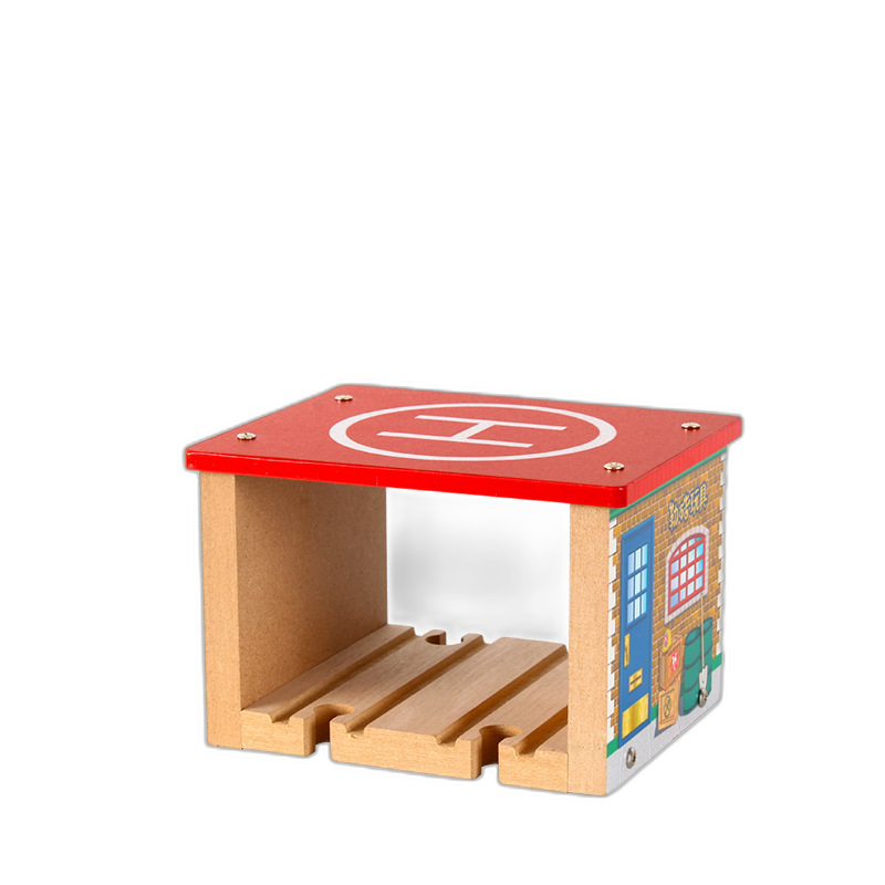 Holz-Lokschuppen mit rotem Hubschrauberlandeplatz-Dach und bedruckter Fassade für Holzeisenbahnen