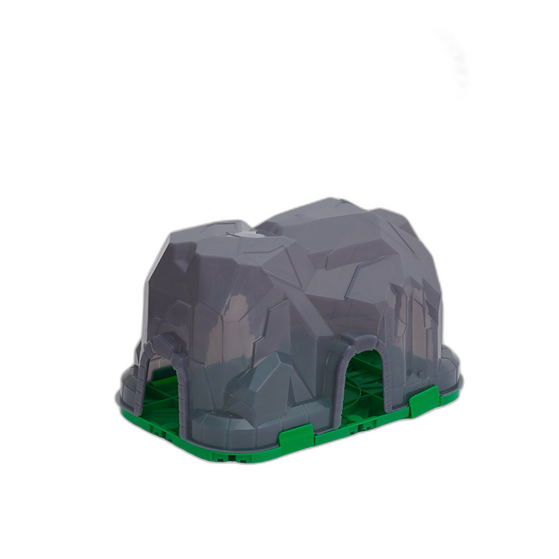 Großer dunkelgrauer Berg mit Drehscheibe und grüner Basis für Holzeisenbahnen