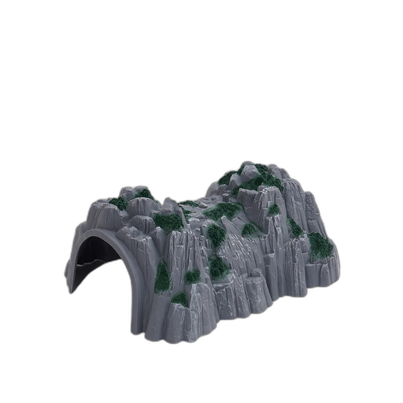 Große graue Felslandschaft mit grünem Moos und Vegetation für Holzeisenbahn-Spielwelten