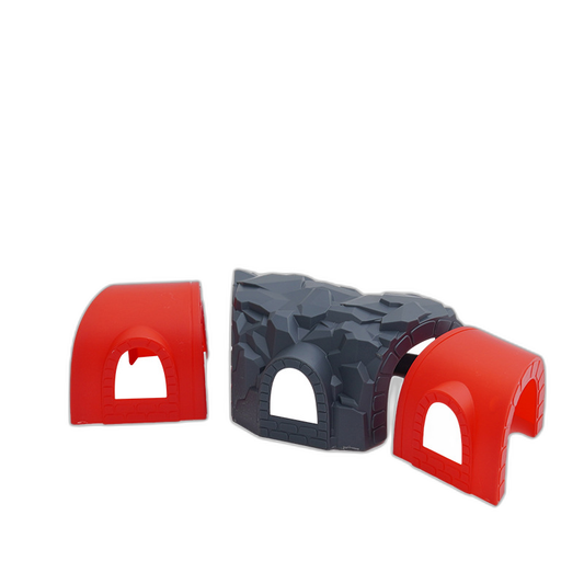 Dreiteiliger Bergtunnel mit roten Portalen und grauem Felsmassiv für Holzeisenbahn